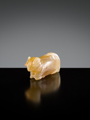 Lot 388 - A SMALL PYU BANDED AGATE ‘RAM’ TALISMAN, 200-1000 AD