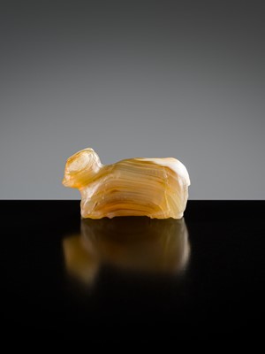 Lot 388 - A SMALL PYU BANDED AGATE ‘RAM’ TALISMAN, 200-1000 AD
