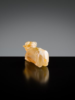 Lot 388 - A SMALL PYU BANDED AGATE ‘RAM’ TALISMAN, 200-1000 AD