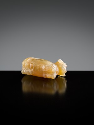 Lot 388 - A SMALL PYU BANDED AGATE ‘RAM’ TALISMAN, 200-1000 AD