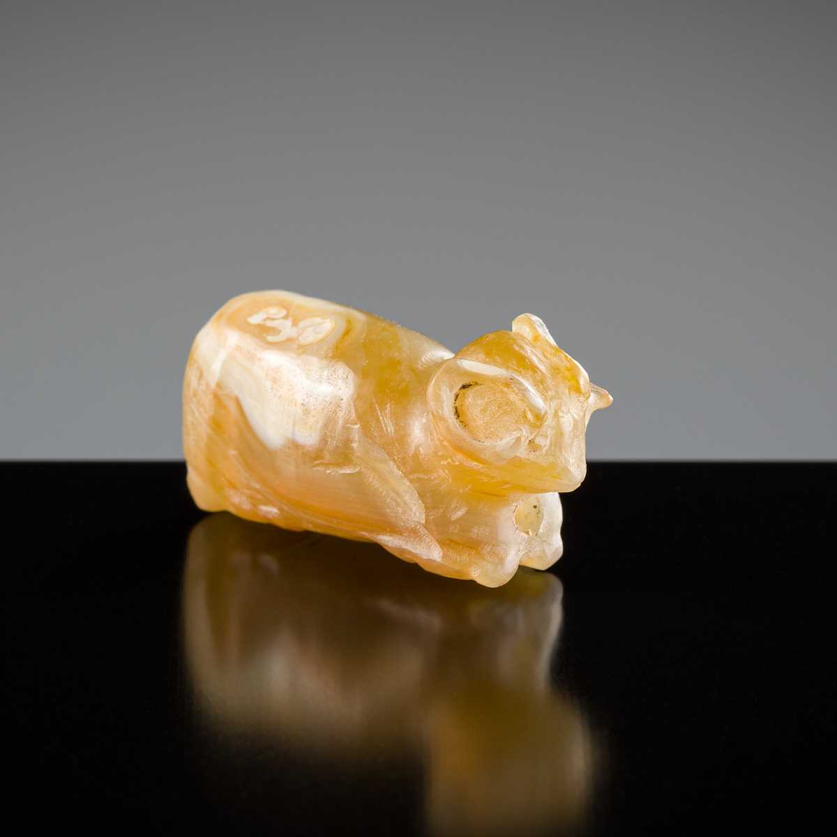 Lot 388 - A SMALL PYU BANDED AGATE ‘RAM’ TALISMAN, 200-1000 AD