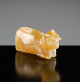 Lot 388 - A SMALL PYU BANDED AGATE ‘RAM’ TALISMAN, 200-1000 AD