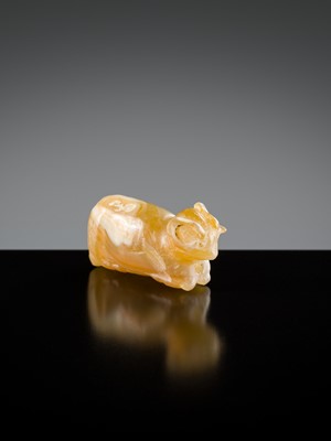 Lot 388 - A SMALL PYU BANDED AGATE ‘RAM’ TALISMAN, 200-1000 AD