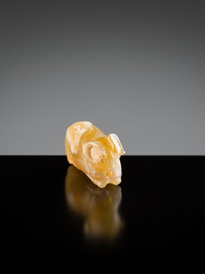 Lot 388 - A SMALL PYU BANDED AGATE ‘RAM’ TALISMAN, 200-1000 AD