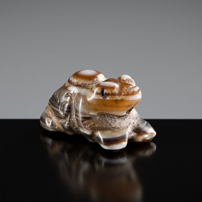 A SMALL PYU BANDED AGATE ‘FROG’ TALISMAN, 200-1000 AD