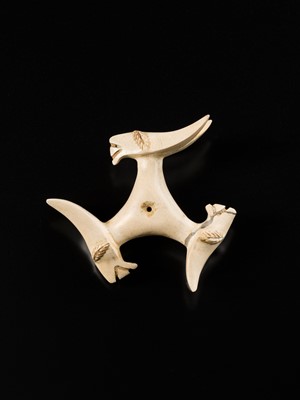 Lot 402 - A RARE PENDANT IN THE FORM A THREE-HEADED BEAST, SA HUYNH CULTURE, 5TH CENTURY BC-2ND CENTURY AD