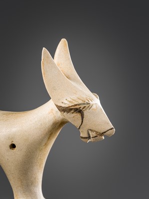 Lot 402 - A RARE PENDANT IN THE FORM A THREE-HEADED BEAST, SA HUYNH CULTURE, 5TH CENTURY BC-2ND CENTURY AD