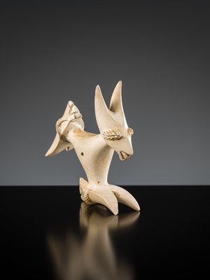 Lot 402 - A RARE PENDANT IN THE FORM A THREE-HEADED BEAST, SA HUYNH CULTURE, 5TH CENTURY BC-2ND CENTURY AD