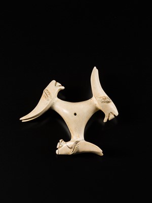 Lot 402 - A RARE PENDANT IN THE FORM A THREE-HEADED BEAST, SA HUYNH CULTURE, 5TH CENTURY BC-2ND CENTURY AD
