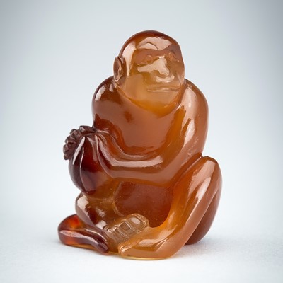 Lot 740 - AN AGATE CARVING OF A MONKEY WITH PEACH, c. 1920s