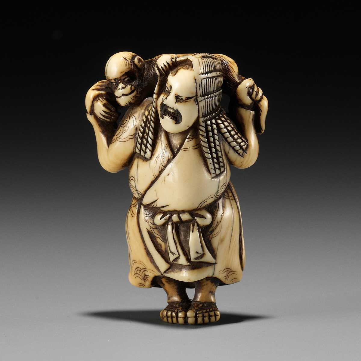 Lot 190 - A FINE IVORY NETSUKE DEPICTING THE SPY ONCHI SAKON MITSUKAZU WITH A MONKEY, ATTRIBUTED TO OKATOMO