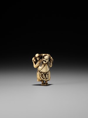 Lot 190 - A FINE IVORY NETSUKE DEPICTING THE SPY ONCHI SAKON MITSUKAZU WITH A MONKEY, ATTRIBUTED TO OKATOMO
