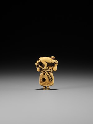 Lot 190 - A FINE IVORY NETSUKE DEPICTING THE SPY ONCHI SAKON MITSUKAZU WITH A MONKEY, ATTRIBUTED TO OKATOMO