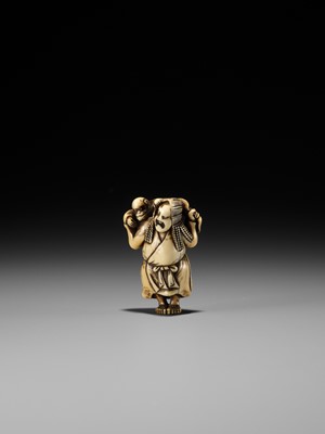 Lot 190 - A FINE IVORY NETSUKE DEPICTING THE SPY ONCHI SAKON MITSUKAZU WITH A MONKEY, ATTRIBUTED TO OKATOMO