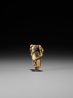 Lot 190 - A FINE IVORY NETSUKE DEPICTING THE SPY ONCHI SAKON MITSUKAZU WITH A MONKEY, ATTRIBUTED TO OKATOMO