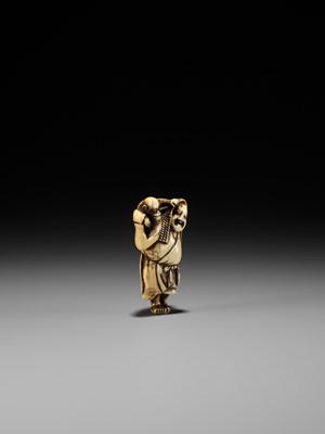 Lot 190 - A FINE IVORY NETSUKE DEPICTING THE SPY ONCHI SAKON MITSUKAZU WITH A MONKEY, ATTRIBUTED TO OKATOMO