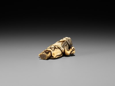 Lot 190 - A FINE IVORY NETSUKE DEPICTING THE SPY ONCHI SAKON MITSUKAZU WITH A MONKEY, ATTRIBUTED TO OKATOMO