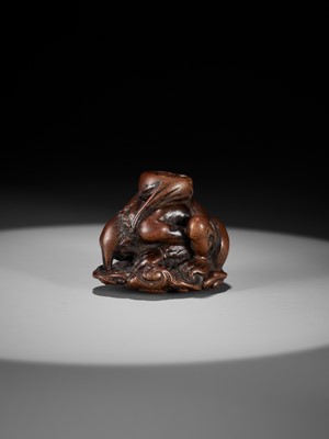 Lot 401 - ITTAN: A FINE WOOD NETSUKE OF RAIJIN PEERING THROUGH CLOUDS