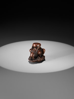Lot 401 - ITTAN: A FINE WOOD NETSUKE OF RAIJIN PEERING THROUGH CLOUDS