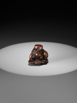 Lot 401 - ITTAN: A FINE WOOD NETSUKE OF RAIJIN PEERING THROUGH CLOUDS