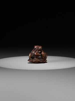 Lot 401 - ITTAN: A FINE WOOD NETSUKE OF RAIJIN PEERING THROUGH CLOUDS