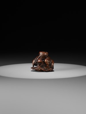 Lot 401 - ITTAN: A FINE WOOD NETSUKE OF RAIJIN PEERING THROUGH CLOUDS