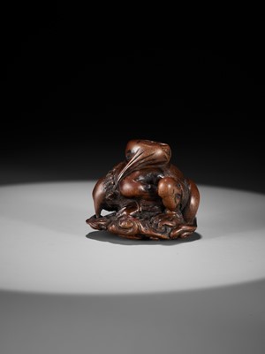 Lot 401 - ITTAN: A FINE WOOD NETSUKE OF RAIJIN PEERING THROUGH CLOUDS