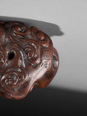 Lot 401 - ITTAN: A FINE WOOD NETSUKE OF RAIJIN PEERING THROUGH CLOUDS