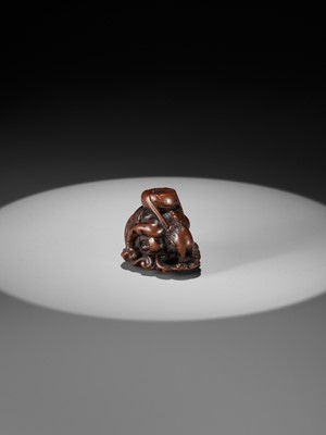 Lot 401 - ITTAN: A FINE WOOD NETSUKE OF RAIJIN PEERING THROUGH CLOUDS
