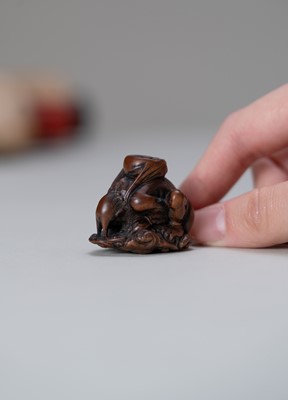 Lot 401 - ITTAN: A FINE WOOD NETSUKE OF RAIJIN PEERING THROUGH CLOUDS
