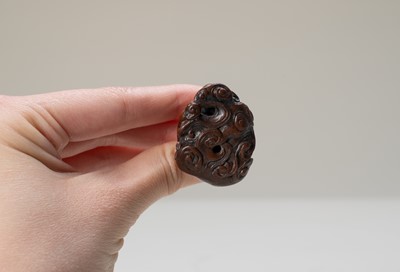 Lot 401 - ITTAN: A FINE WOOD NETSUKE OF RAIJIN PEERING THROUGH CLOUDS