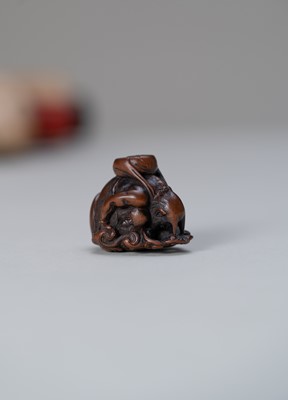 Lot 401 - ITTAN: A FINE WOOD NETSUKE OF RAIJIN PEERING THROUGH CLOUDS