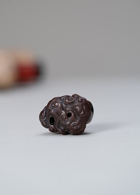 Lot 401 - ITTAN: A FINE WOOD NETSUKE OF RAIJIN PEERING THROUGH CLOUDS