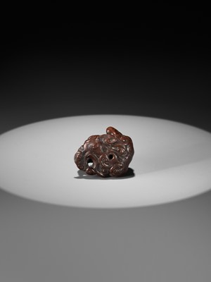 Lot 401 - ITTAN: A FINE WOOD NETSUKE OF RAIJIN PEERING THROUGH CLOUDS