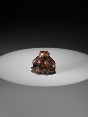 Lot 401 - ITTAN: A FINE WOOD NETSUKE OF RAIJIN PEERING THROUGH CLOUDS
