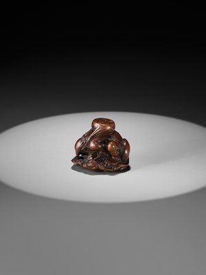 Lot 401 - ITTAN: A FINE WOOD NETSUKE OF RAIJIN PEERING THROUGH CLOUDS
