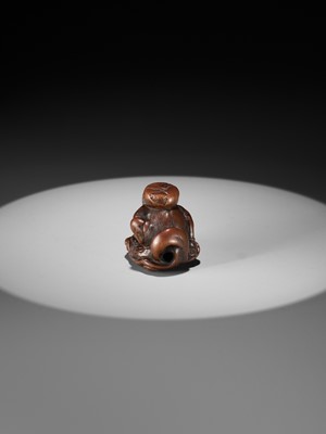 Lot 401 - ITTAN: A FINE WOOD NETSUKE OF RAIJIN PEERING THROUGH CLOUDS