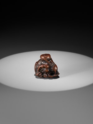 Lot 401 - ITTAN: A FINE WOOD NETSUKE OF RAIJIN PEERING THROUGH CLOUDS