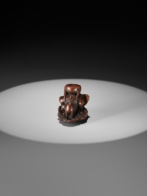 Lot 401 - ITTAN: A FINE WOOD NETSUKE OF RAIJIN PEERING THROUGH CLOUDS