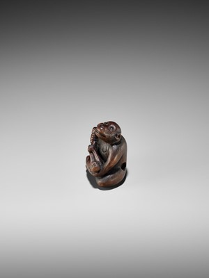 Lot 348 - A HUMOROUS WOOD NETSUKE OF TWO MONKEYS AND PEACH, ATTRIBUTED TO MITSUHARU