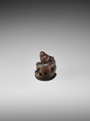 Lot 348 - A HUMOROUS WOOD NETSUKE OF TWO MONKEYS AND PEACH, ATTRIBUTED TO MITSUHARU