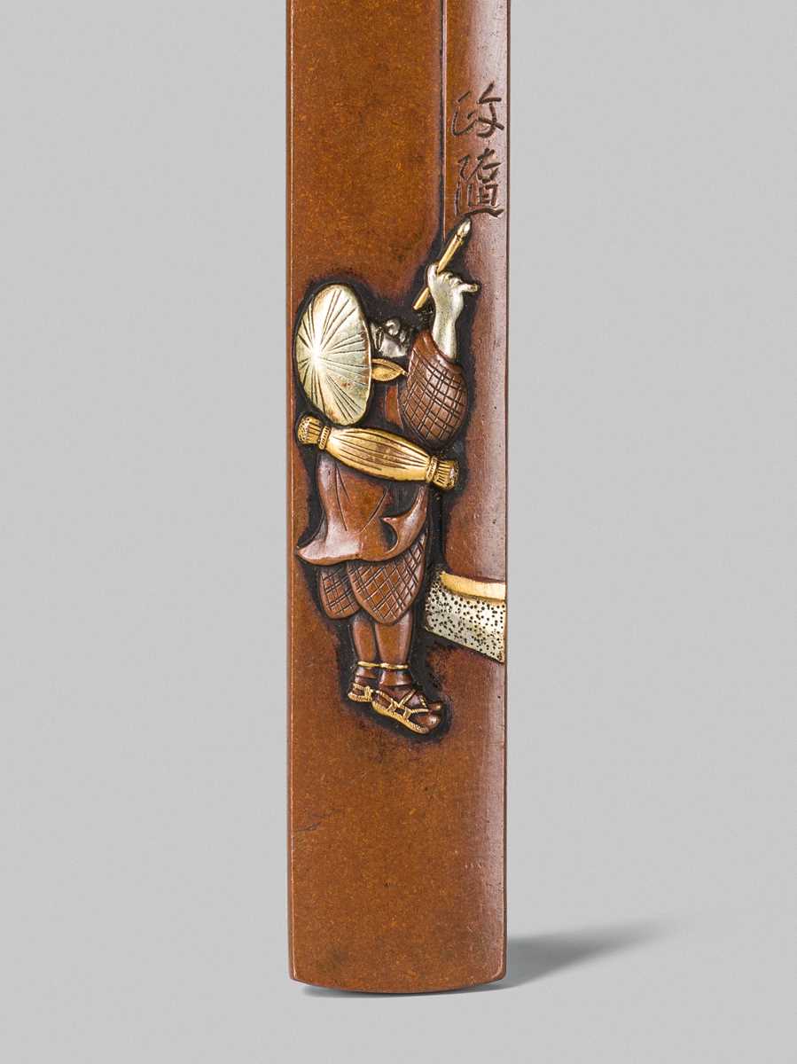 Lot 312 - SHOZUI: A CHARMING HAMANO SCHOOL SUAKA AND SHAKUDO KOZUKA DEPICTING A PILGRIM SIGNING A PILLAR