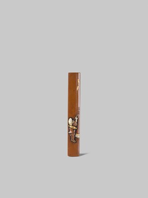 Lot 312 - SHOZUI: A CHARMING HAMANO SCHOOL SUAKA AND SHAKUDO KOZUKA DEPICTING A PILGRIM SIGNING A PILLAR