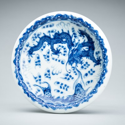 A BLUE AND WHITE ‘DRAGON AND CARP’ PORCELAIN BRUSH WASHER, REPUBLIC PERIOD