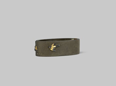 Lot 318 - ISHIGURO MASAYOSHI: A FINE SHAKUDO FUCHI WITH TRUMPET VINE AND SPARROWS