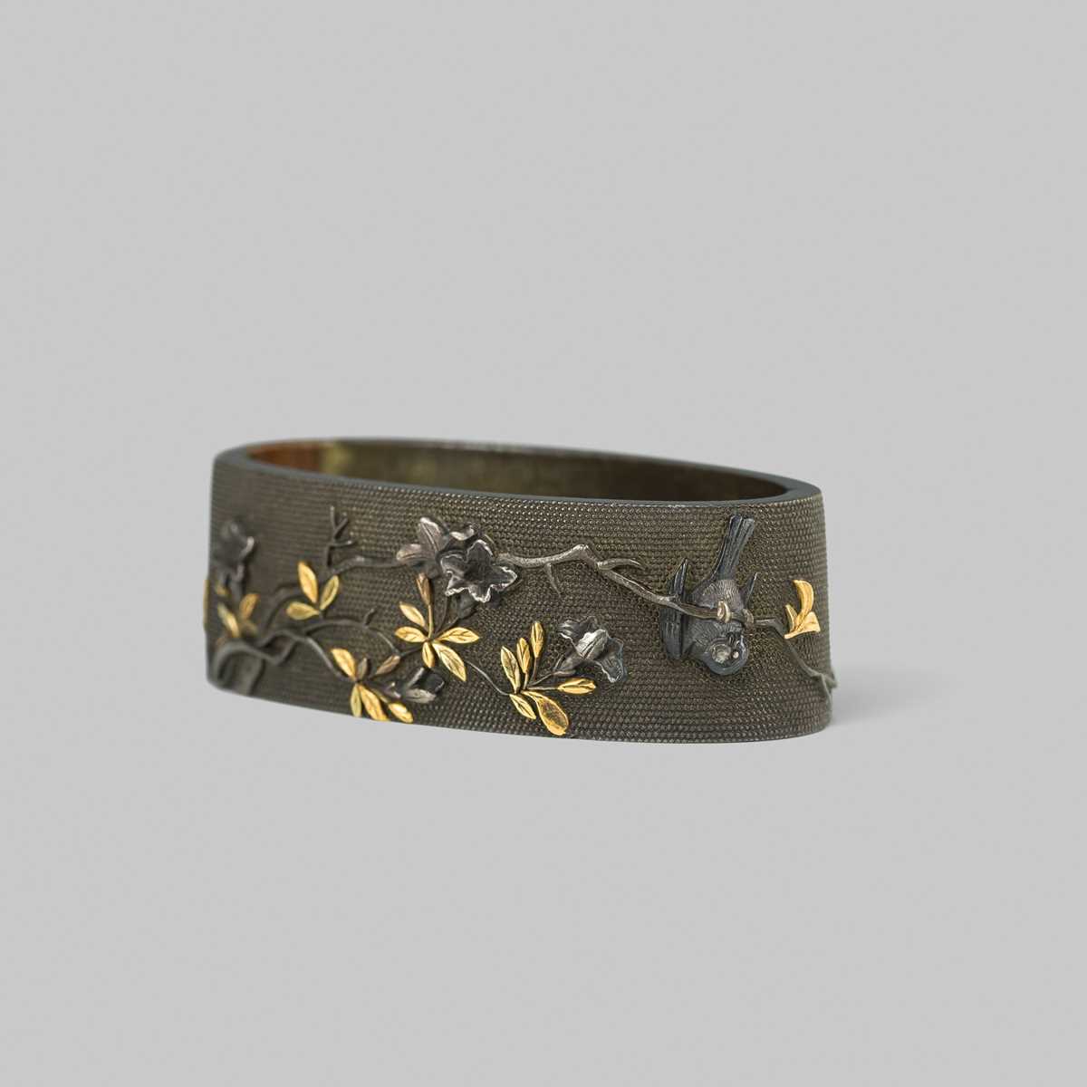 Lot 318 - ISHIGURO MASAYOSHI: A FINE SHAKUDO FUCHI WITH TRUMPET VINE AND SPARROWS