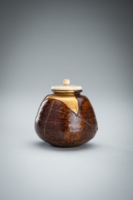 Lot 182 - A BROWN AND AMBER-GLAZED CHAIRE (TEA CADDY)