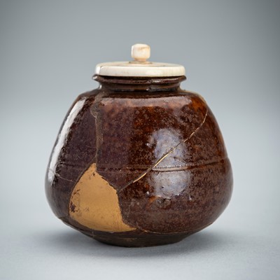 Lot 170 - A BROWN AND AMBER-GLAZED CHAIRE (TEA CADDY)