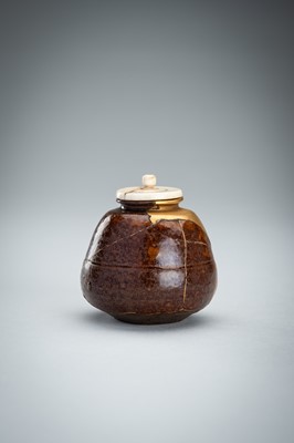Lot 182 - A BROWN AND AMBER-GLAZED CHAIRE (TEA CADDY)