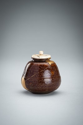 Lot 182 - A BROWN AND AMBER-GLAZED CHAIRE (TEA CADDY)